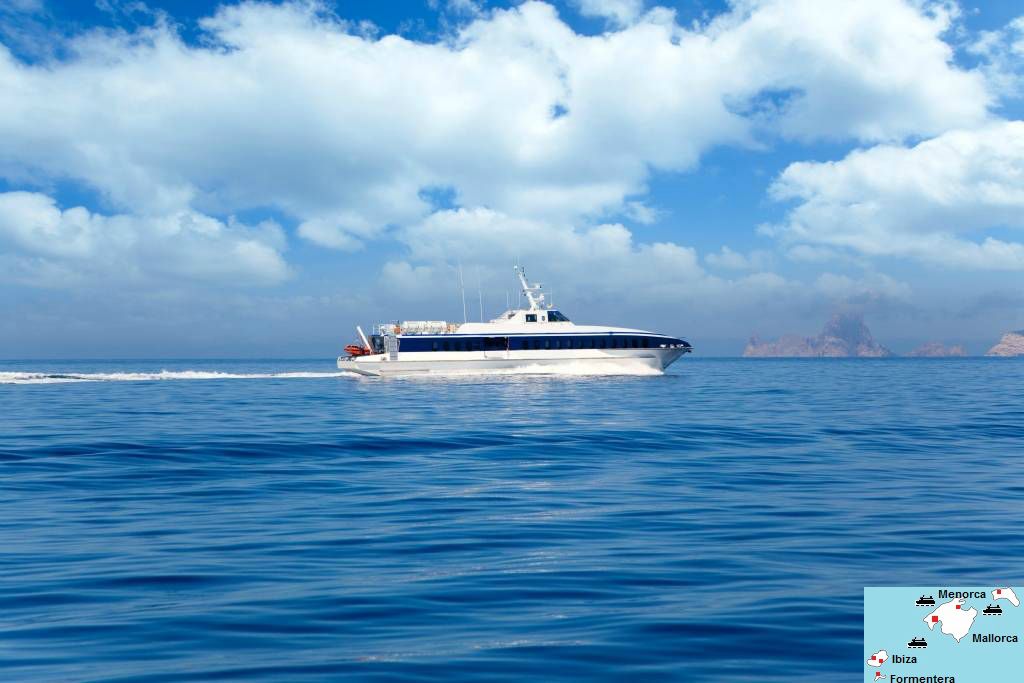 De veerboot tussen Ibiza en Formentera met op de achtergrond het onbewoonde eiland Es Vedra. Hier woonden ooit de Sirenen die met hun gezang schepen deden vergaan.
